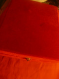 Cutie imbracata in catifea rosie ,dim.ext.= 20,3x24,5cm