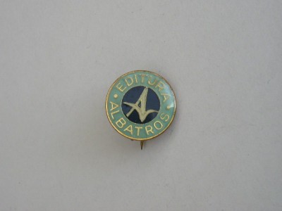 QW9 J 25 - Insigna - tematica literatura - Editura Albatros foto