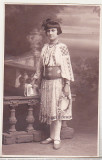 Bnk foto Copil in costum popular - Foto E Popp Ploesti 1934, Romania 1900 - 1950, Sepia, Etnografie