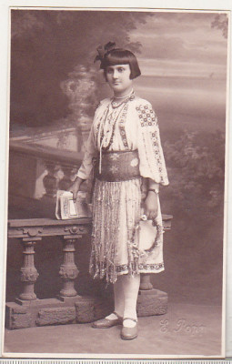 bnk foto Copil in costum popular - Foto E Popp Ploesti 1934 foto