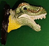Cap dinozaur trofeu v&acirc;nătoresc T-Rex rășină prespapier sau ornament, detalii și vopsire de excepție, 5 cm panoplie, h 5.5 cm