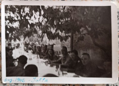 Soldati luand masa, inclusiv Mihail Arnautu, front, Ialta 1942// fotografie foto