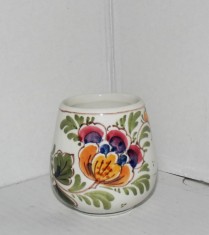 Antichitate: Vază colecție, ceramică delftware pictata manual sub smalt, policromie, cca. 1930-1940 - Decor floral - marcaj "De Delftse Pauw" Olanda