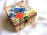 cutie lemn decorata cu buchet de gentiane ci crin rosu 26367