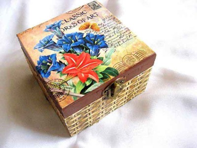 cutie lemn decorata cu buchet de gentiane ci crin rosu 26367 foto