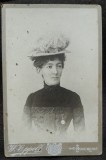 Fotografie pe carton, femeie cu palarie, inceput de secol XX