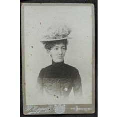 Fotografie pe carton, femeie cu palarie, inceput de secol XX