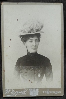 Fotografie pe carton, femeie cu palarie, inceput de secol XX foto
