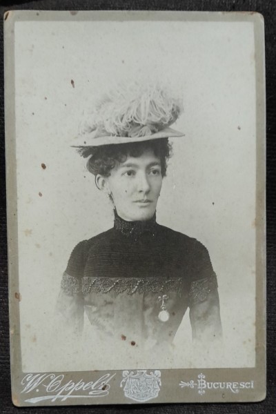 Fotografie pe carton, femeie cu palarie, inceput de secol XX