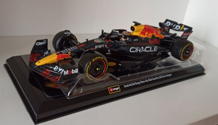 Macheta Red Bull RB18 Max Verstappen Campion Formula 1 2022 - Bburago 1/24 F1