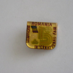 M3 I 36 - Insigna - tematica turism - Bucuresti - International FAIR