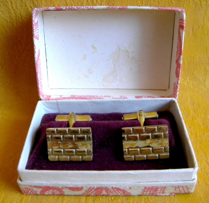 Cutie cu butoni vintage romanesti, bijuterii COOP, amintiri din Epoca de Aur
