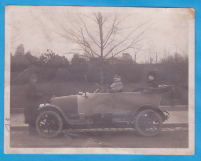 FOTOGRAFIE VECHE - OFITER CU AUTO DE EPOCA foto