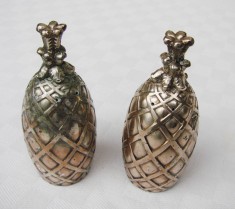 Impresionante sararite argintate sub forma de nuca de cocos, anii 1930