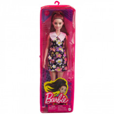 Papusa barbie fashionista satena cu rochie cu imprimeu floral