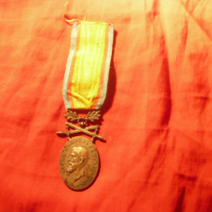 Medalie Barbatie si Credinta Carol I ,cu spade si panglica , cl. II, argintat