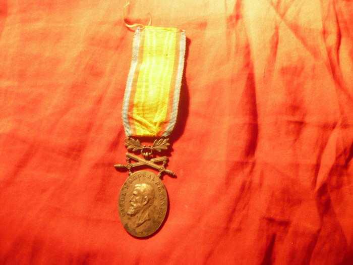 Medalie Barbatie si Credinta Carol I ,cu spade si panglica , cl. II, argintat