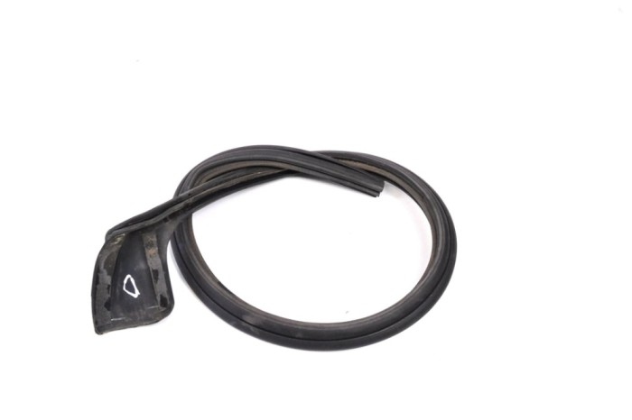 Ornament vertical parbriz dreapta VW ROUTAN 2013 13318607