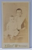 FOTOGRAF W. OPPELT , BUCURESTI , DOI COPI IN STUDIO , FOTOGRAFIE C.D.V. , SFARSIT DE SECOL XIX