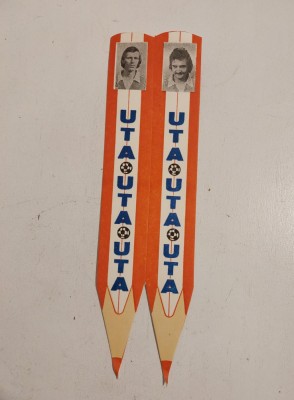 2 semne de carte UTA ARAD (legate intre ele) cu imaginea a 2 jucatori de fotbal, vintage, print pe carton foto