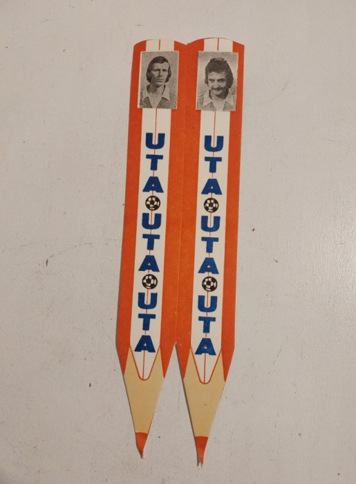 2 semne de carte UTA ARAD (legate intre ele) cu imaginea a 2 jucatori de fotbal, vintage, print pe carton