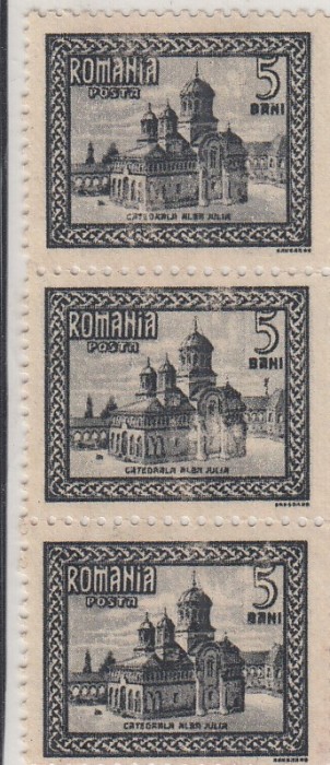 ROMANIA 1922 LP 73 a CATEDRALA ALBA IULIA STRAIF 3 TIMBRE EROARE STEAG PE PAVILON VALOAREA DIN MIJLOC (LIPSA GUMA)