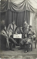 P1491 Elevi militari rom&acirc;ni, 1915, &icirc;n uniforme model 1912, unul dintre ei cu galon de sergent, studio Buzdugan, București