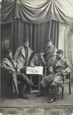 P1491 Elevi militari rom&amp;acirc;ni, 1915, &amp;icirc;n uniforme model 1912, unul dintre ei cu galon de sergent, studio Buzdugan, București foto