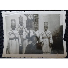 Fotografie, Cinci adolescenti in costme populare si un adult, 1943