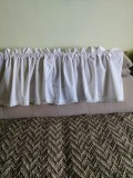 Draperie din p&acirc;nză albă cu broderie și dantelă manuală