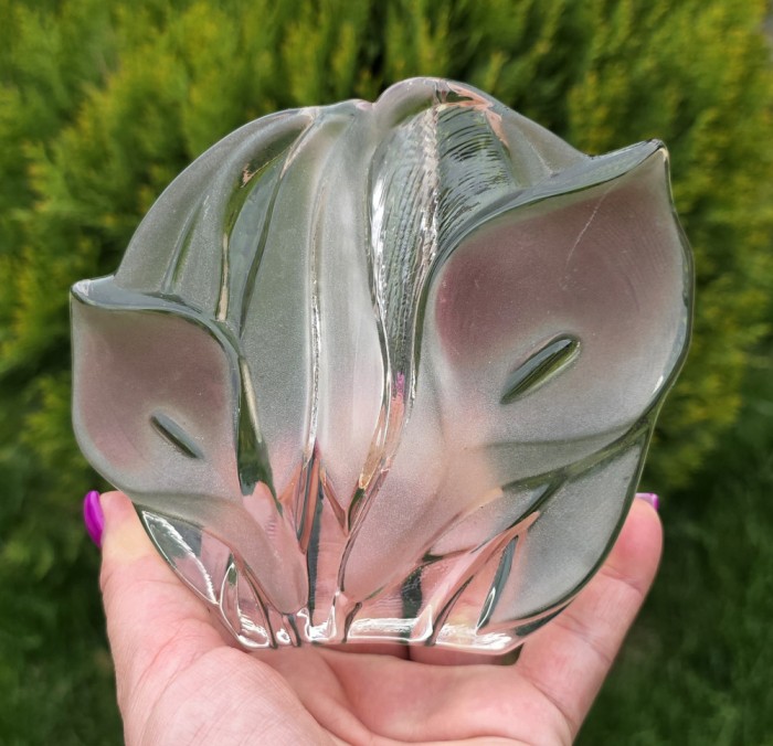 SOLIFLORA-VAZA VINTAGE DIN STICLA MASIVA CU MODEL FLORAL IN RELIEF