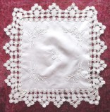 Mileu panza alba, Broderie manuala fina si Dantela, Monograma &quot;IM&quot;, Dimensiuni 63 x 63 cm