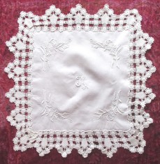 Mileu panza alba, Broderie manuala fina si Dantela, Monograma &quot;IM&quot;, Dimensiuni 63 x 63 cm