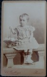 Fotografie tip CDV, Fetita cu ghetute si rochita, inceput de secol XX