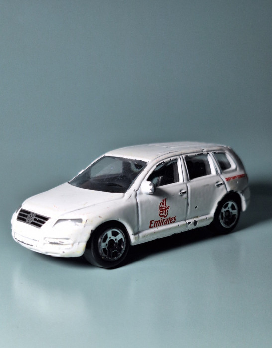 Macheta / jucarie masinuta metal - Realtoy - VW Touareg, Emirates 1:61, China