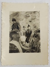 CUPLU URCAND IN TRASURA CU COPIL VIZITIU , FOTOGRAFIE DE MICI DIMENSIUNI , PERIOADA INTERBELICA