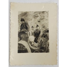CUPLU URCAND IN TRASURA CU COPIL VIZITIU , FOTOGRAFIE DE MICI DIMENSIUNI , PERIOADA INTERBELICA
