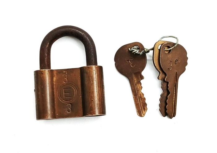 lacat vechi metal vintage Germania Democrata , anii '70 3 chei functional