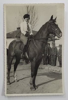 DOAMNA STEFANIA CAPITAN GEORGESCU , PE CALUL GAETAN , FOTO M. VESA , 1935 foto