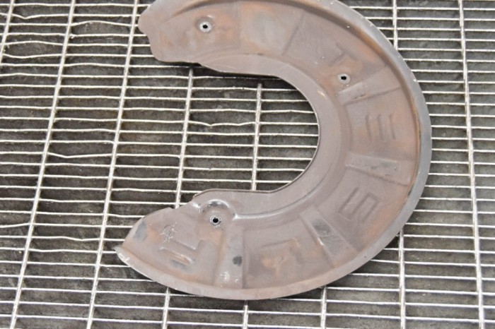 Protecție disc de fr&acirc;nă st&acirc;nga față TESLA MODEL S 2017 OEM: 1045945-01-B 11831386