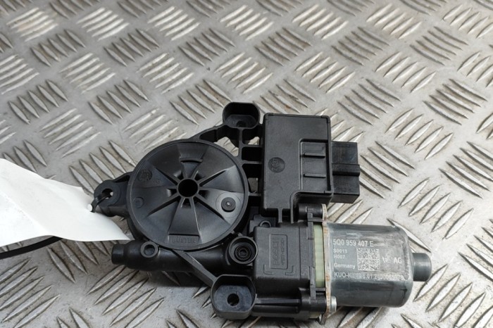 Motor macara geam ușă st&acirc;nga spate SKODA KAROQ NU7 2024 OEM: 5Q0959407E | 31846436