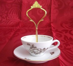 ZAHARNITA PORTELAN KAHLA GDR - CEASCA CU FARFURIE CU MANER DIN ALAMA