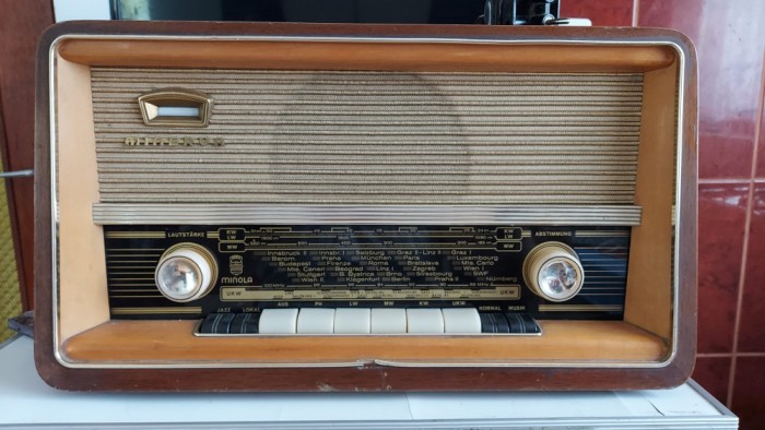 RADIO MINERVA MINOLA 593 W , ANUL 1958 , NU FUNCTIONEAZA ,