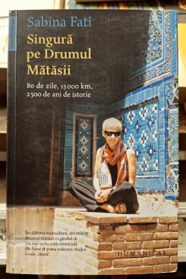 Singura pe Drumul Matasii - Sabina Fati - Contine dedicatie, semnatura autoarei si data. foto