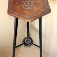 Masuta vintage din lemn cu 3 picioare si blat hexagonal cioplit stil neoromanesc
