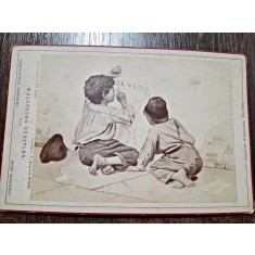 Fotografie pe carton, 2 baieti Joc de cărți