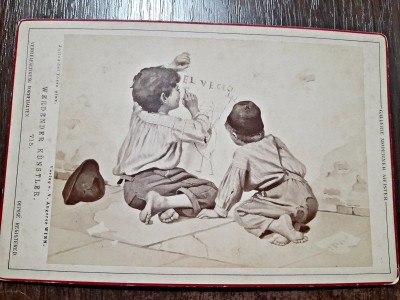 Fotografie pe carton, 2 baieti Joc de cărți foto