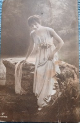 Carte postala, Tanara in rochie lunga, 1924 foto