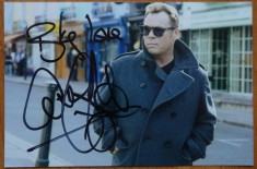 Autograf al lui Alistair Ian Campbell, c&acirc;ntăreț și compozitor englez care a fost solistul și co-fondatorul trupei britanice de reggae UB40